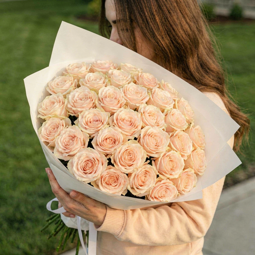 Bouquet of 25 Сreamy roses