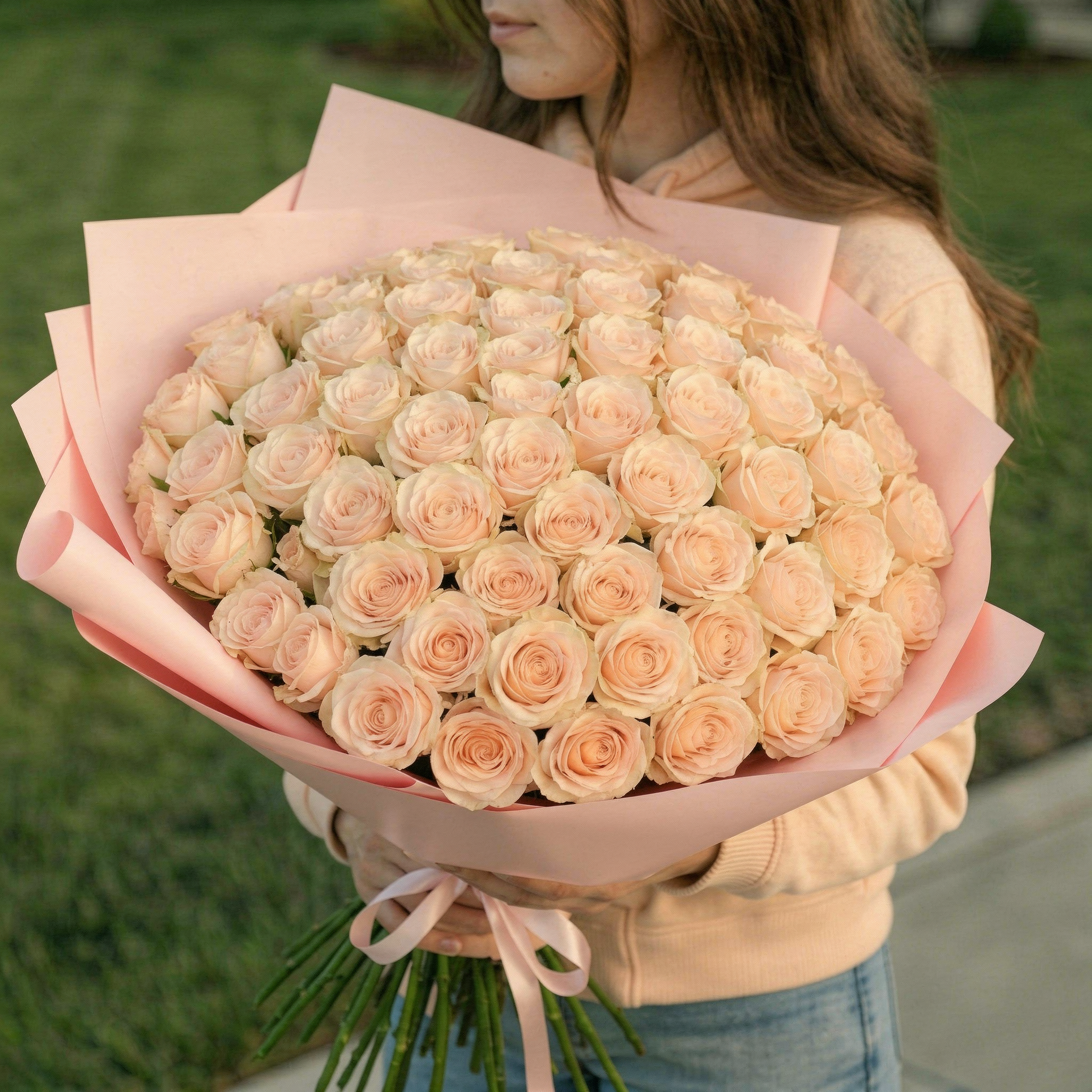 Bouquet of 25 Сreamy roses
